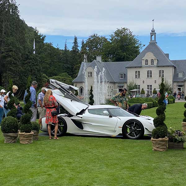 Vit Koenigsegg framför Villa Abelin.
