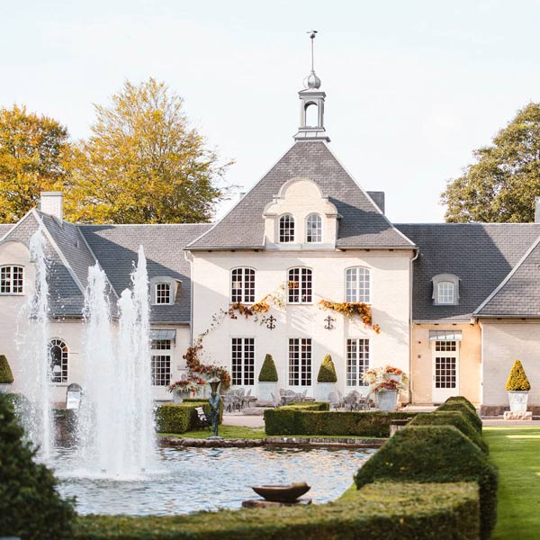 Villa Abelin, en stor vit villa med fontän framför på Norrvikens trädgårdar.