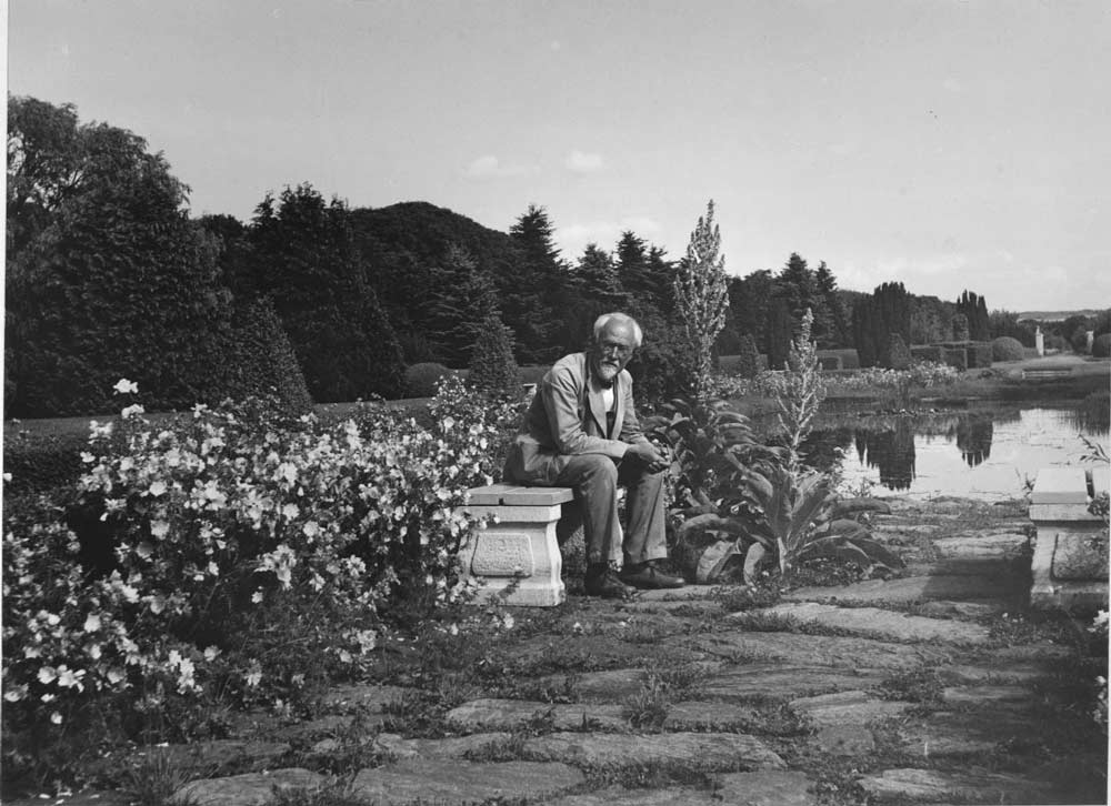 Historisk bild där Rudolf Abelin sitter på en bänk i Renässansträdgården.